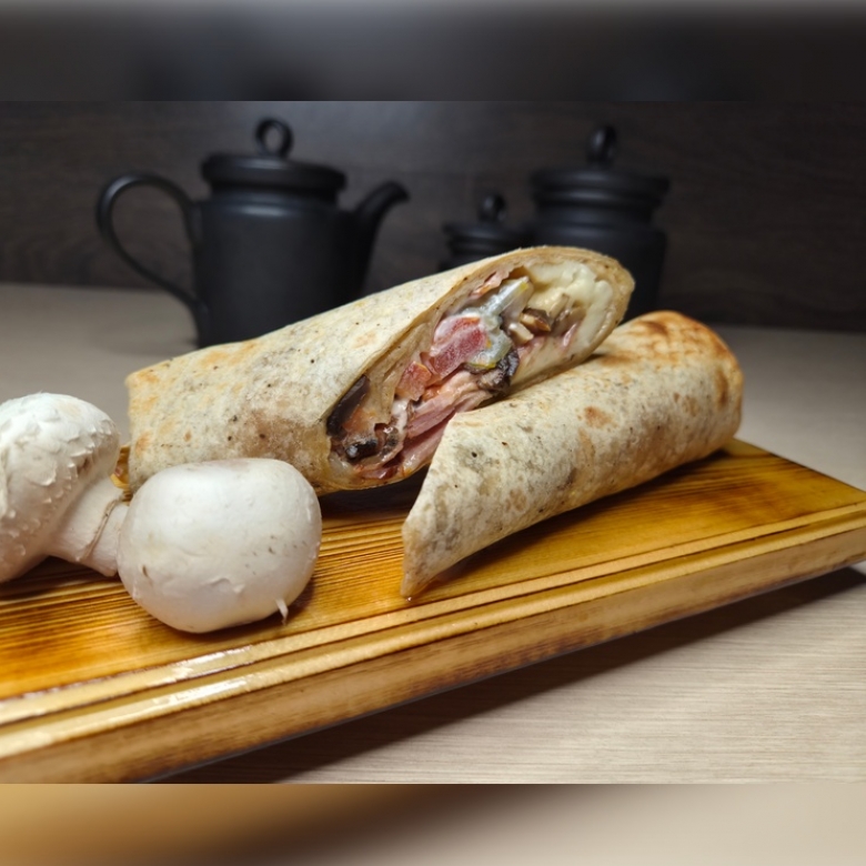 Ролл с беконом и грибами